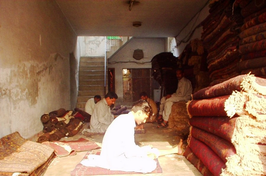 Pakistan, Lahore. Resturatori al lavoro